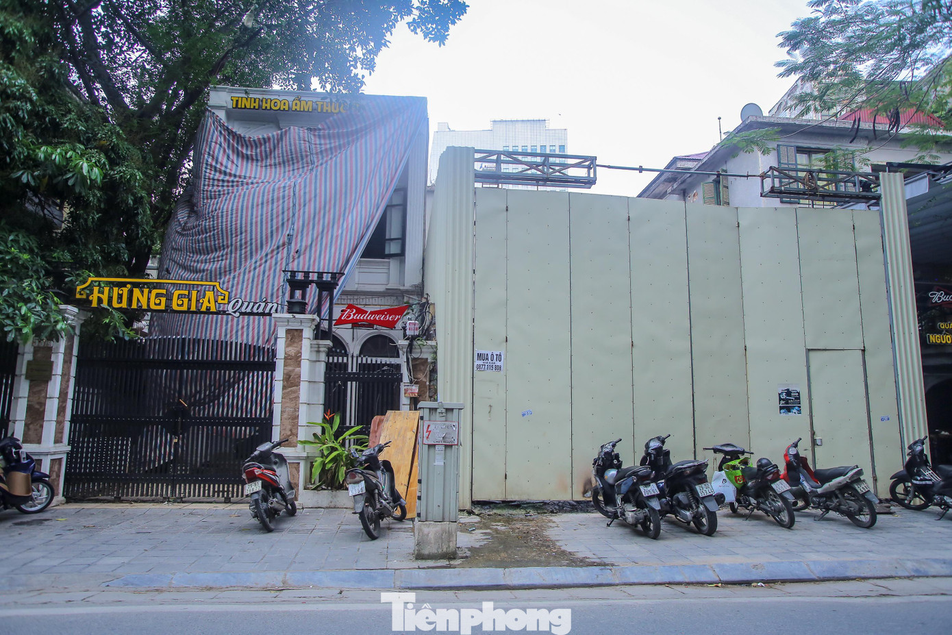 Tại ngôi biệt thự số 51A Hàng Chuối sửa chữa để phục vụ mục đích kinh doanh nhà hàng, nên không còn hình hài của ngôi biệt thự cổ như quy chế quản lý quy định.