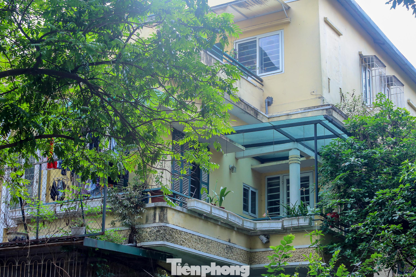 Căn biệt thự bị xẻ nhỏ thành nhà riêng biệt hoặc xây thêm làm biến dạng.