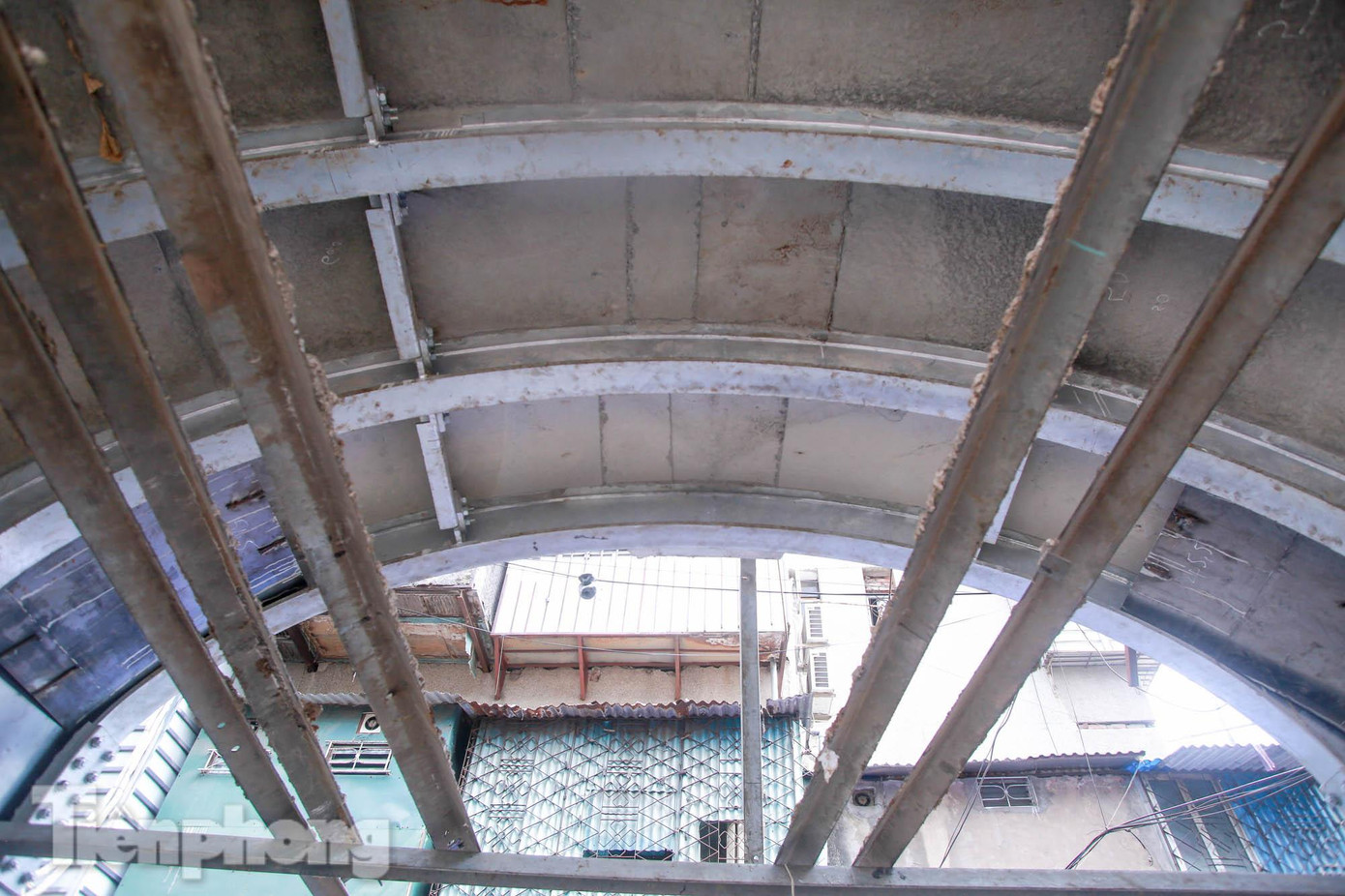 Hiện tại vòm cầu vẫn đang được giữ bằng hệ thống dầm.