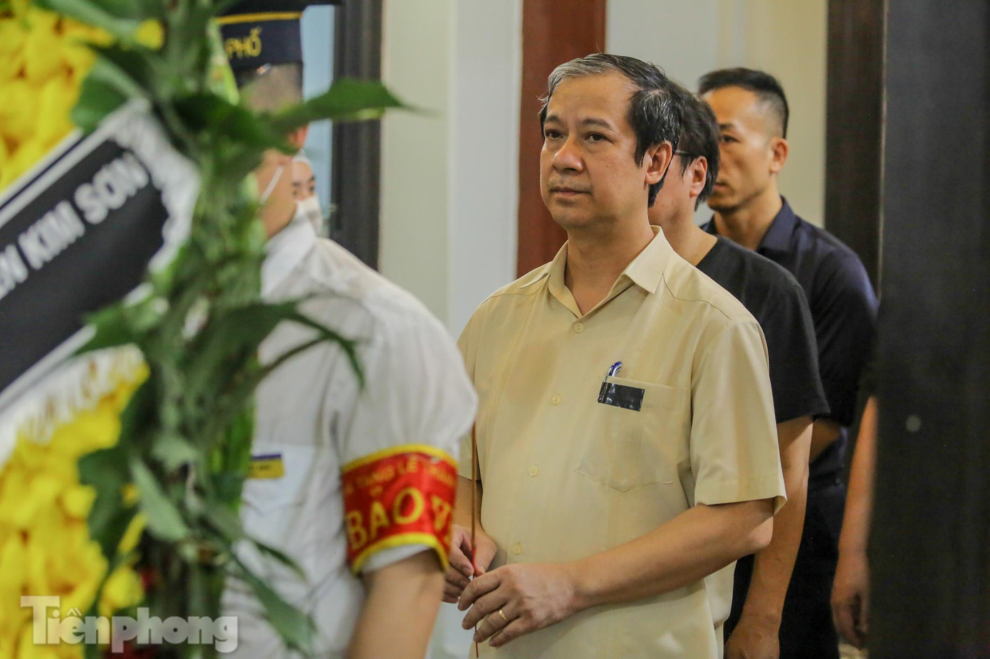 Đến dự lễ tang, đoàn Bộ Giáo dục và Đào tạo do tân Bộ trưởng Nguyễn Kim Sơn dẫn đoàn vào viếng.