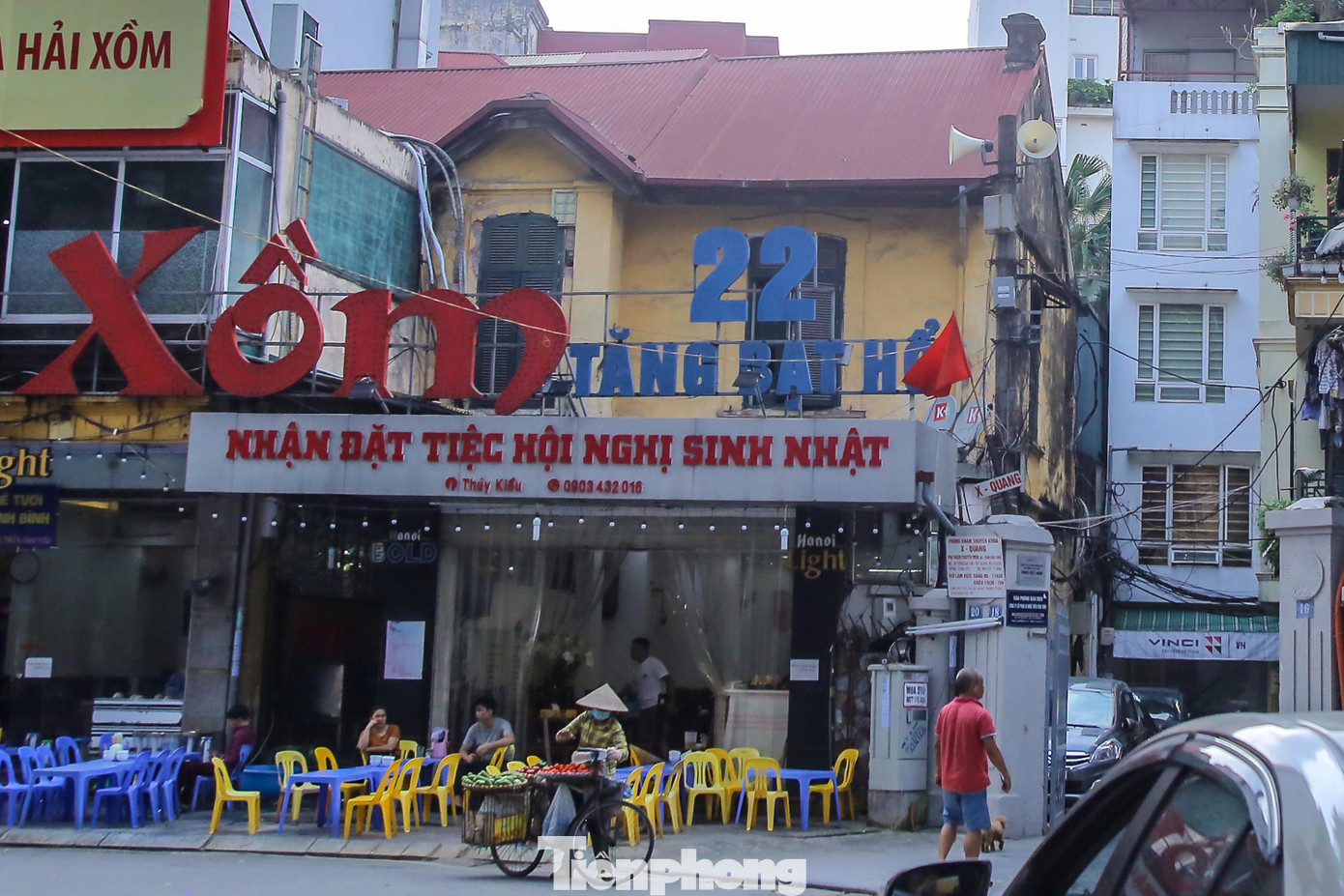 Bên cạnh đó, căn biệt thự tại số 22 Tăng Bạt Hổ bị biến dạng cả về hình dáng kiến trúc bên ngoài và mục đích, tận dụng để kinh doanh hàng ăn uống.