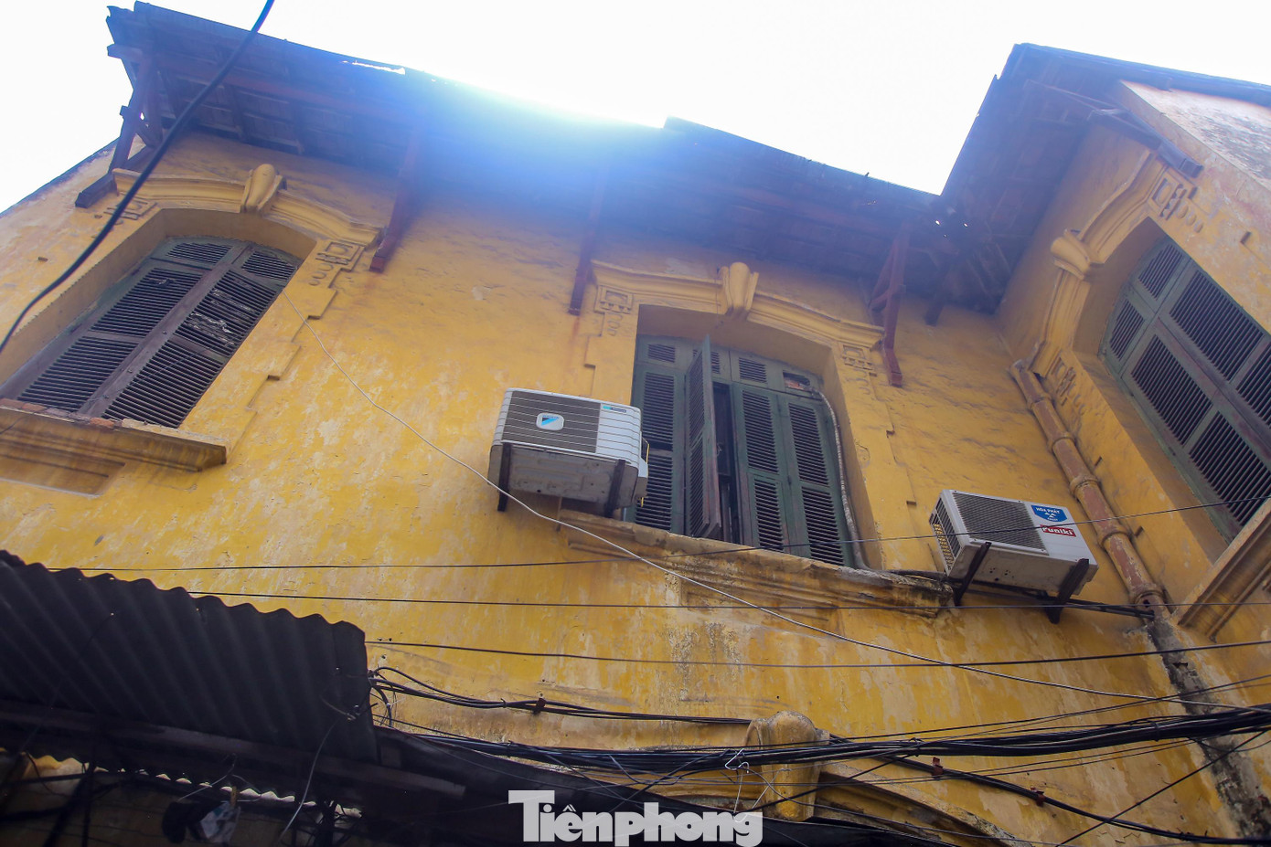 Tường bị bong tróc, mọc đầy rêu phong, xuống cấp trầm trọng.