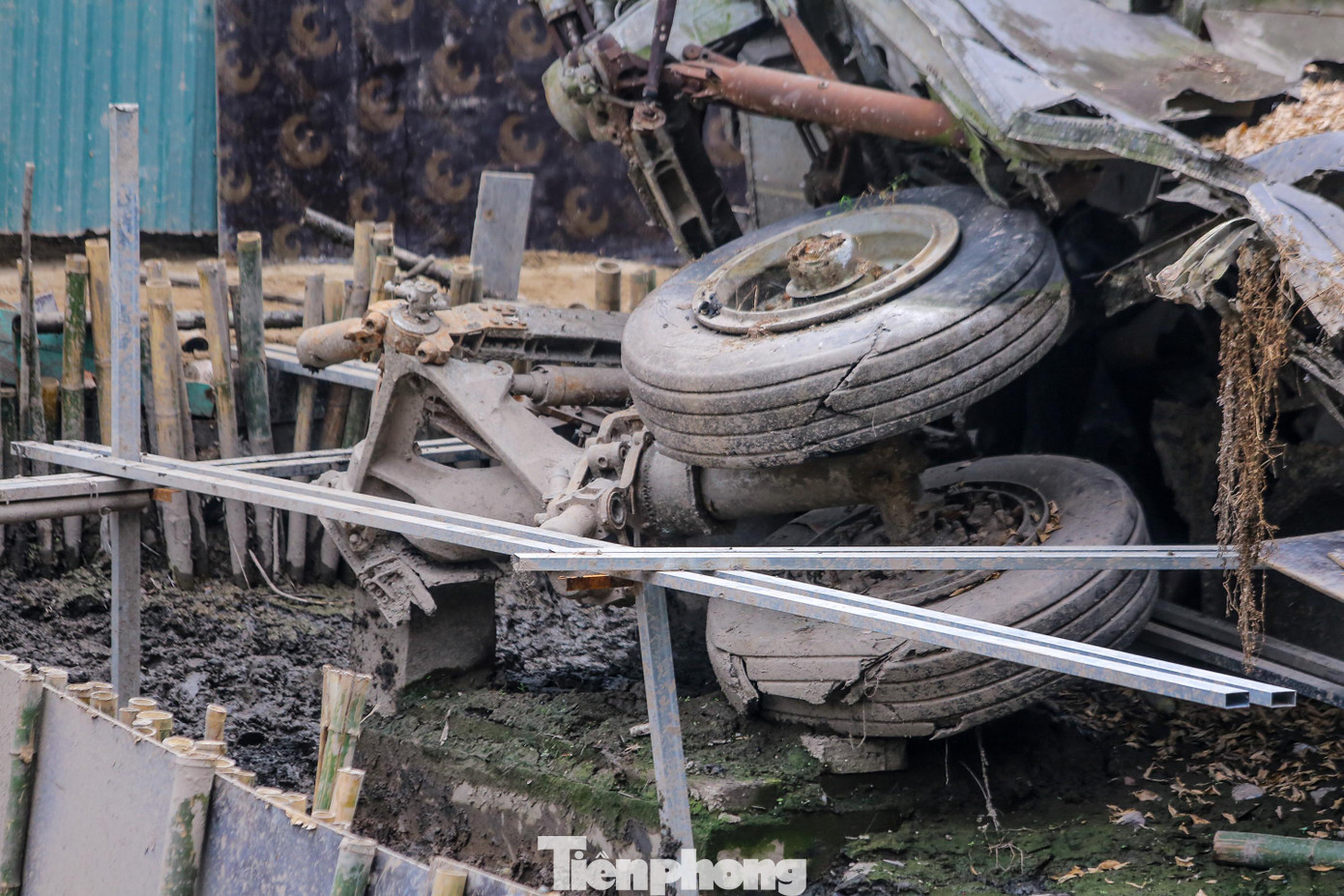 Bệ đỡ được dựng lên để giữ di tích. Bệ đỡ được dựng lên để giữ di tích.