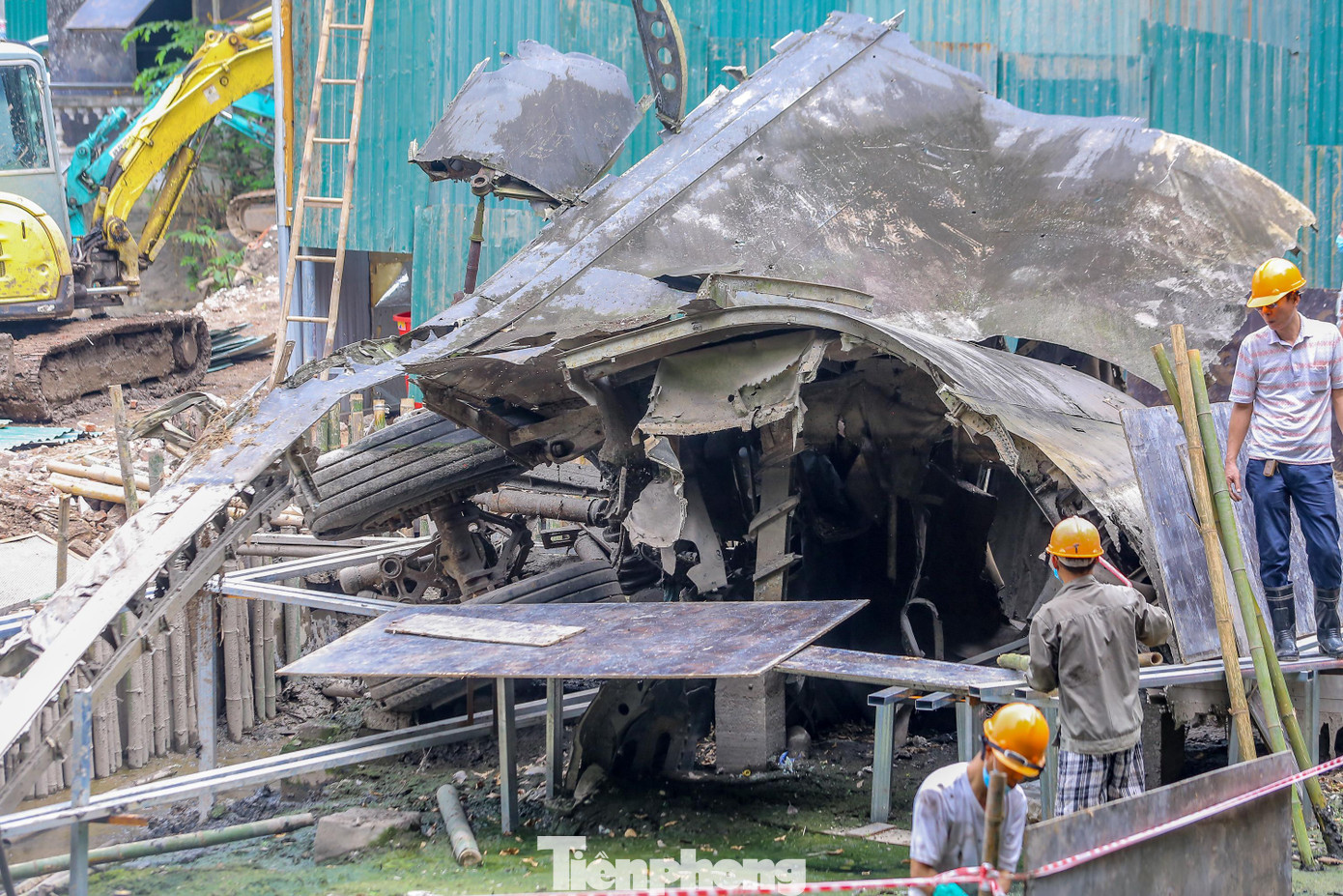 Phần lõi máy bay lộ rõ. Phần lõi máy bay lộ rõ.