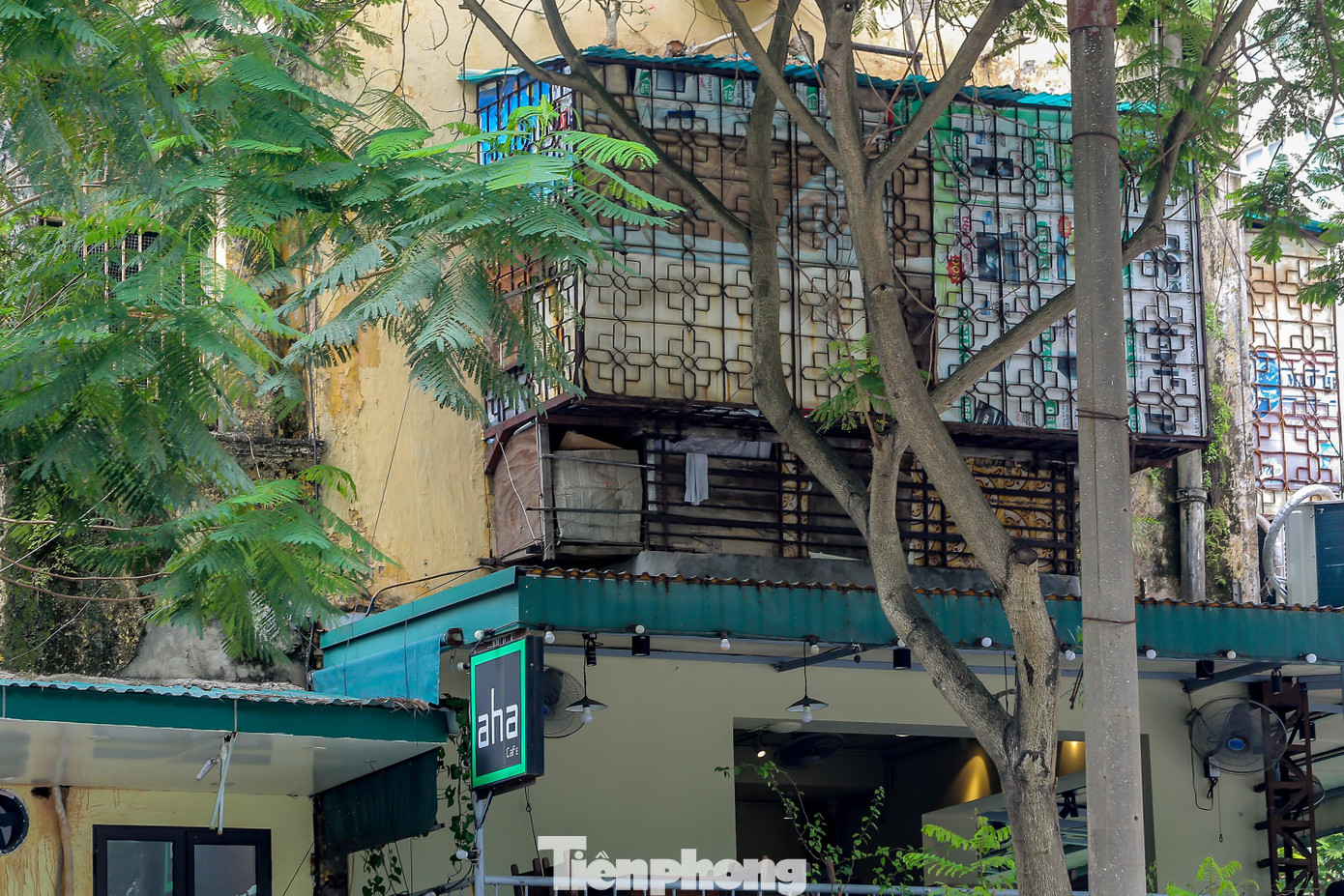 Cơi nới thêm "chuồng cọp", làm biến dạng biệt thự cổ.