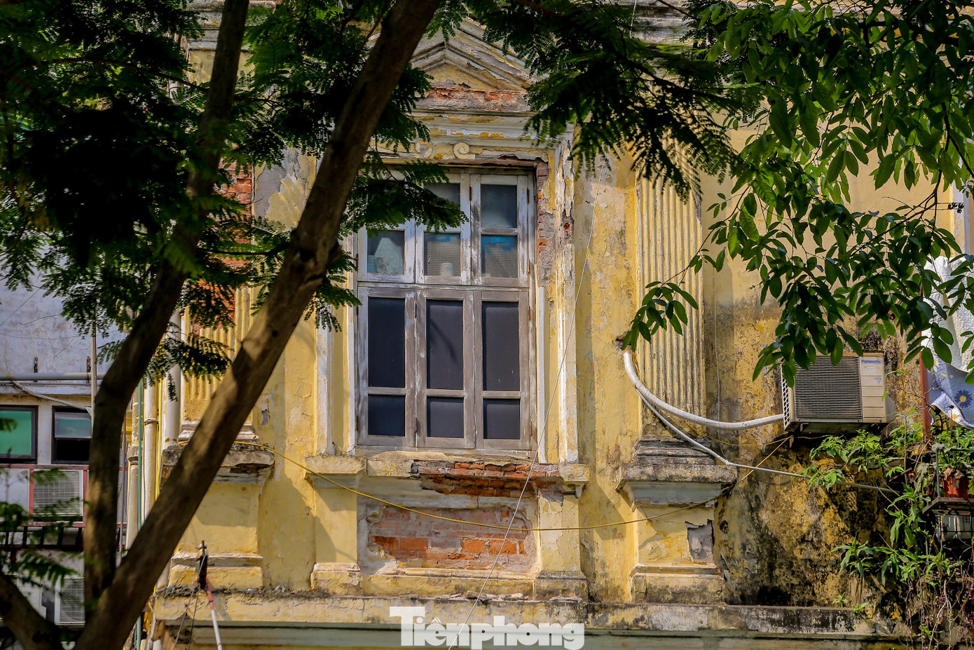 Nhiều hạng mục vỡ vụn, bong tróc mà không được bảo tồn.