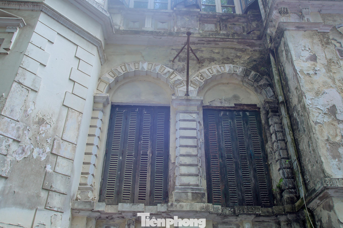 Thế nhưng, những chạm khắc hoa văn, màu sắc của tường bị loang lổ và những cánh cửa cũ đã xuống cấp.