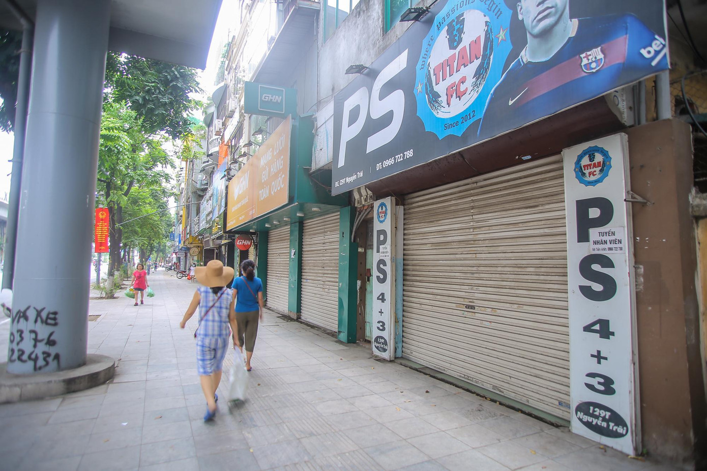 Trên các con phố cùng vắng người qua lại vào buổi sáng.