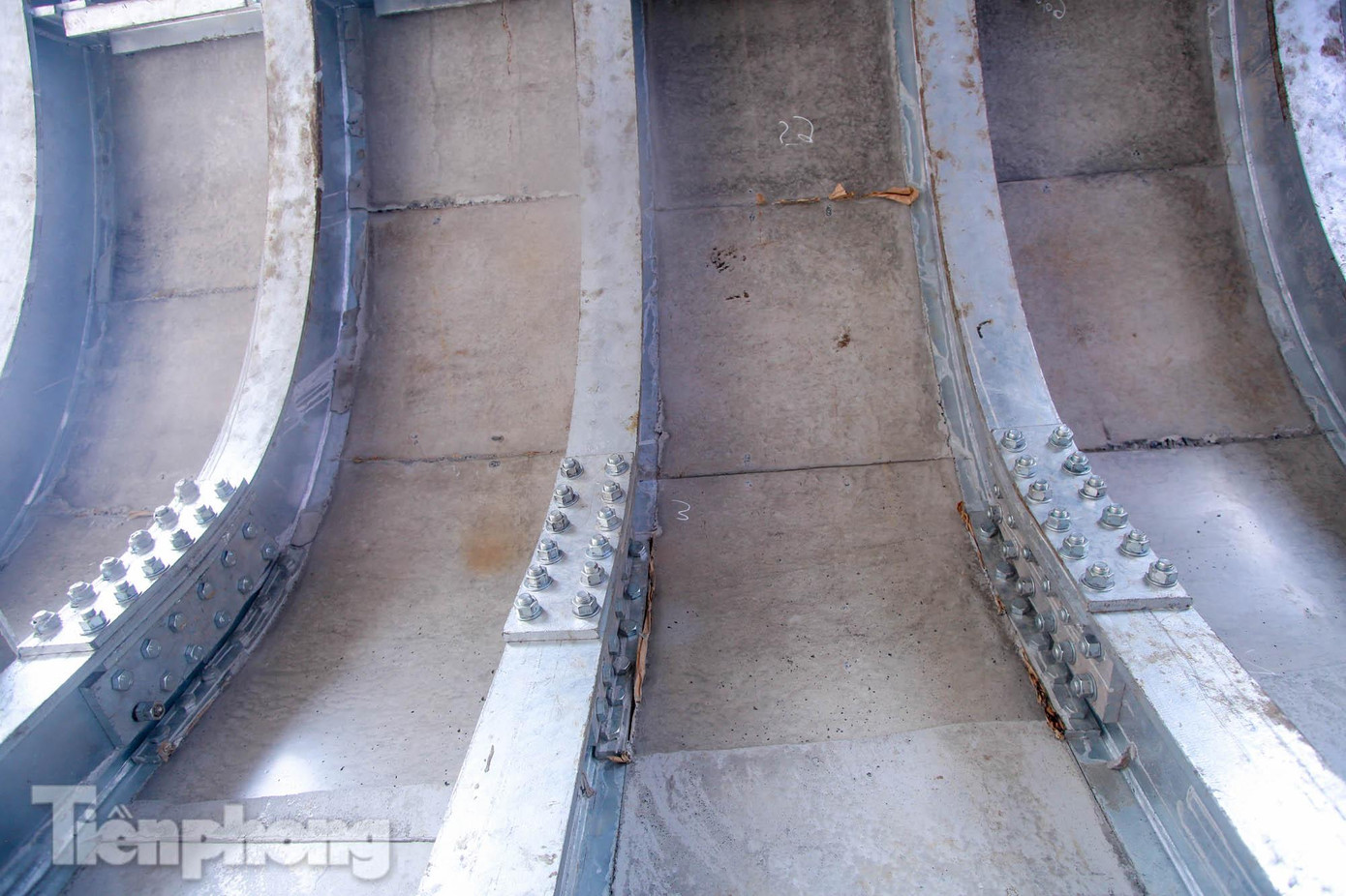 Được biết, trong quá trình thi công, tàu chạy chậm qua khu vực với tốc độ 15km/h để đảm bảo an toàn, chất lượng công trình.