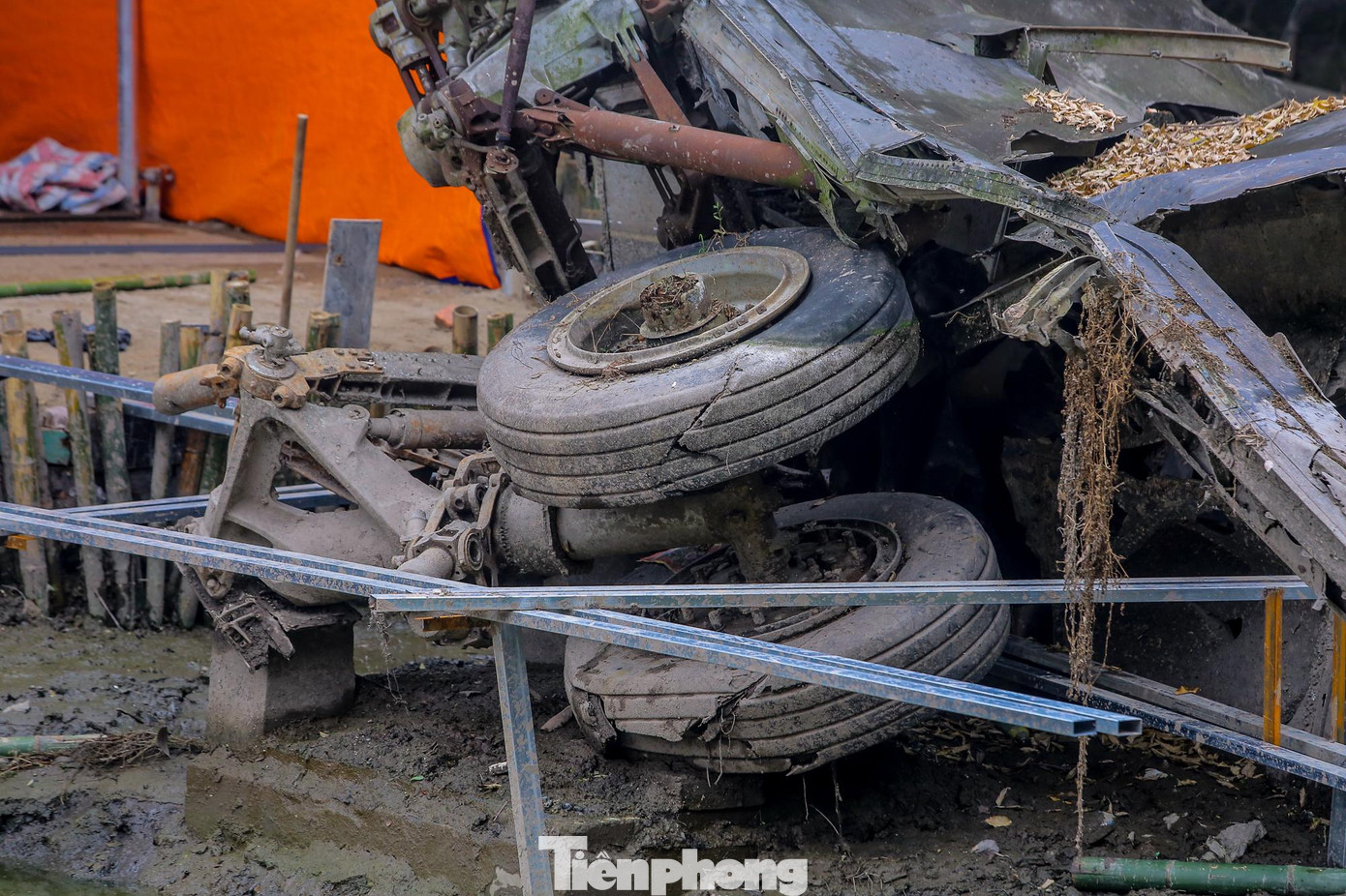 Ðây chính là biểu tượng Chiến thắng “Hà Nội - Ðiện Biên Phủ trên không” - niềm tự hào của người dân Hà Nội nói riêng và dân tộc Việt Nam nói chung.