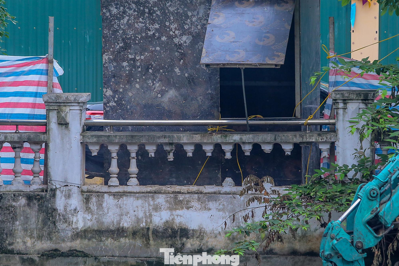 Phần tường rào xung quanh bị hư hỏng nặng sẽ được sửa chữa, tu bổ.