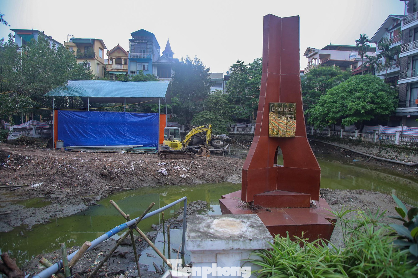 Hồ Hữu Tiệp nằm trên địa bàn phường Ngọc Hà (quận Ba Đình, Hà Nội). Nơi đây lưu giữ xác máy bay B52 bị bắn hạ trên bầu trời Hà Nội vào ngày 27/12/1972. Địa điểm đã được Nhà nước công nhận là di tích lịch sử quốc gia.
