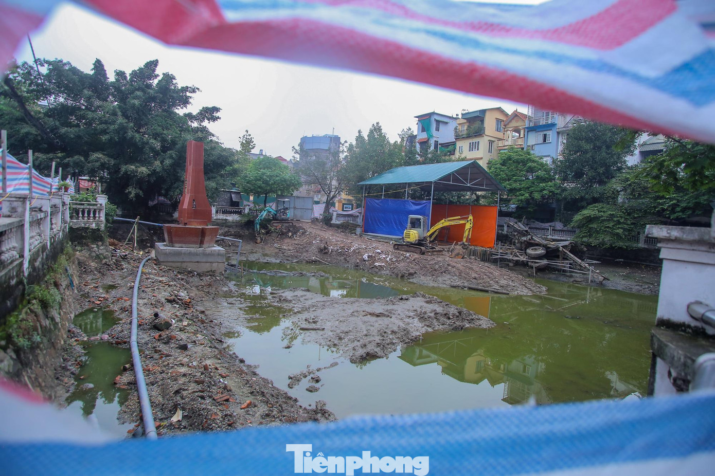 Dự án tu bổ, tôn tạo di tích hồ Hữu Tiệp và mảnh xác máy bay B52 bị bắn rơi ngày 27/12/1972 (quận Ba Đình, Hà Nội) bao gồm một số nội dung như xây bệ đỡ, bảo quản và trưng bày tại chỗ mảnh xác máy bay B52.