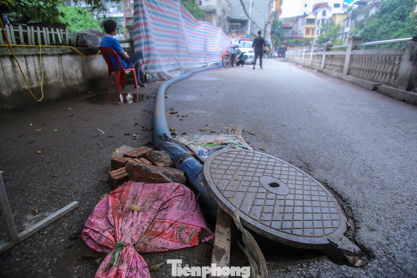 Do ảnh hưởng của mưa tại Hà Nội nên việc hút hết nước trong hồ sẽ lâu hơn.