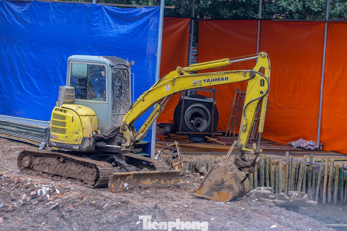 2 máy xúc được điều động đến để nạo vét.