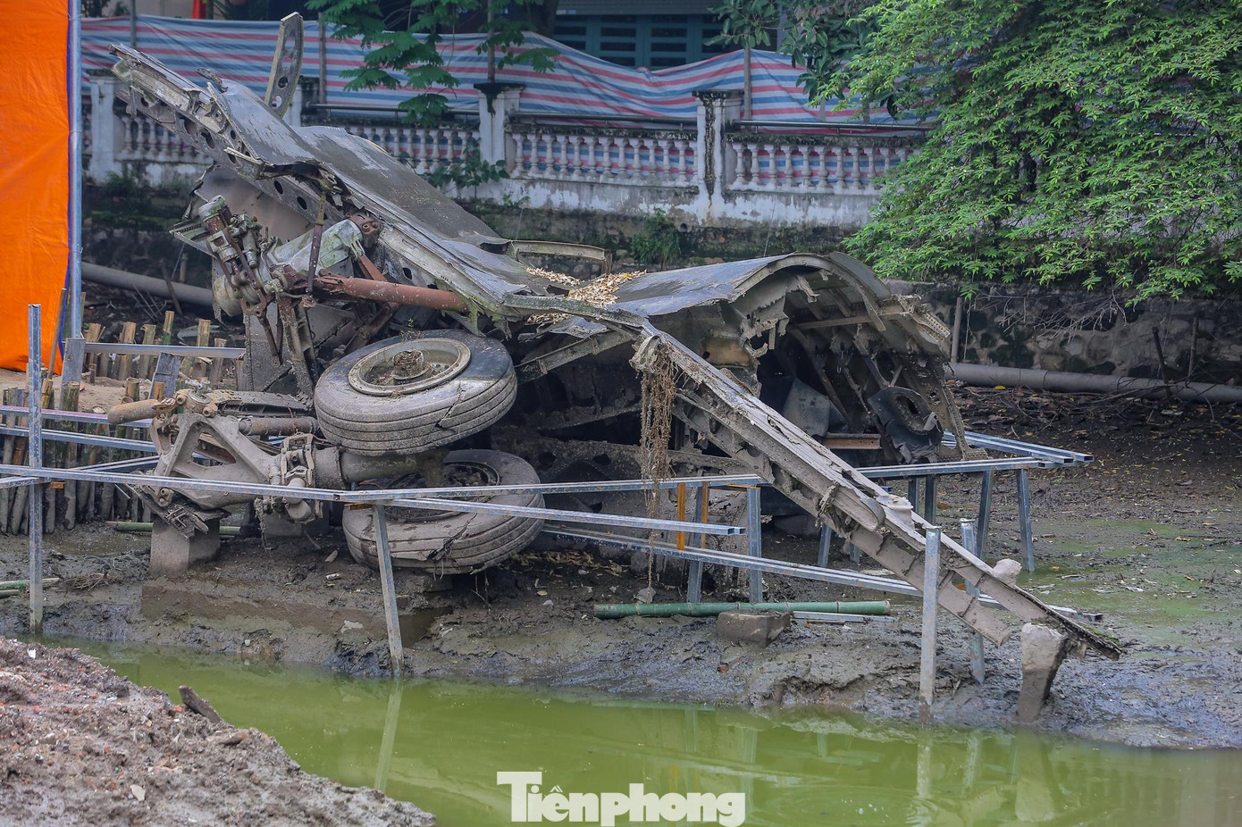 Xác máy bay B52 bị bắn rơi ngày 27/12/1972 (quận Ba Đình, Hà Nội). Theo báo chí, đây là chiếc may bay B-52 cuối cùng bị ta hạ gục trong chiến dịch 12 ngày đêm, cũng là chiếc duy nhất rơi ngay giữa lòng Hà Nội.