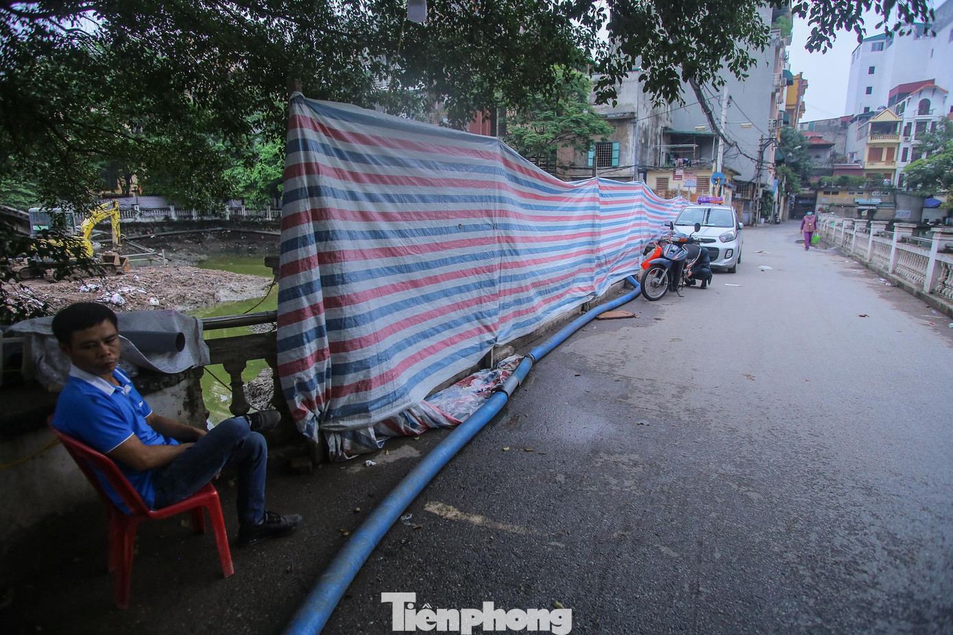 Xung quanh hồ được phủ bạt