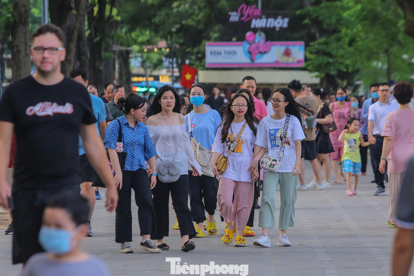 Càng về chiều tối, lượng người đổ lên hồ Hoàn Kiếm (quận Hoàn Kiếm, Hà Nội) ngày một đông.