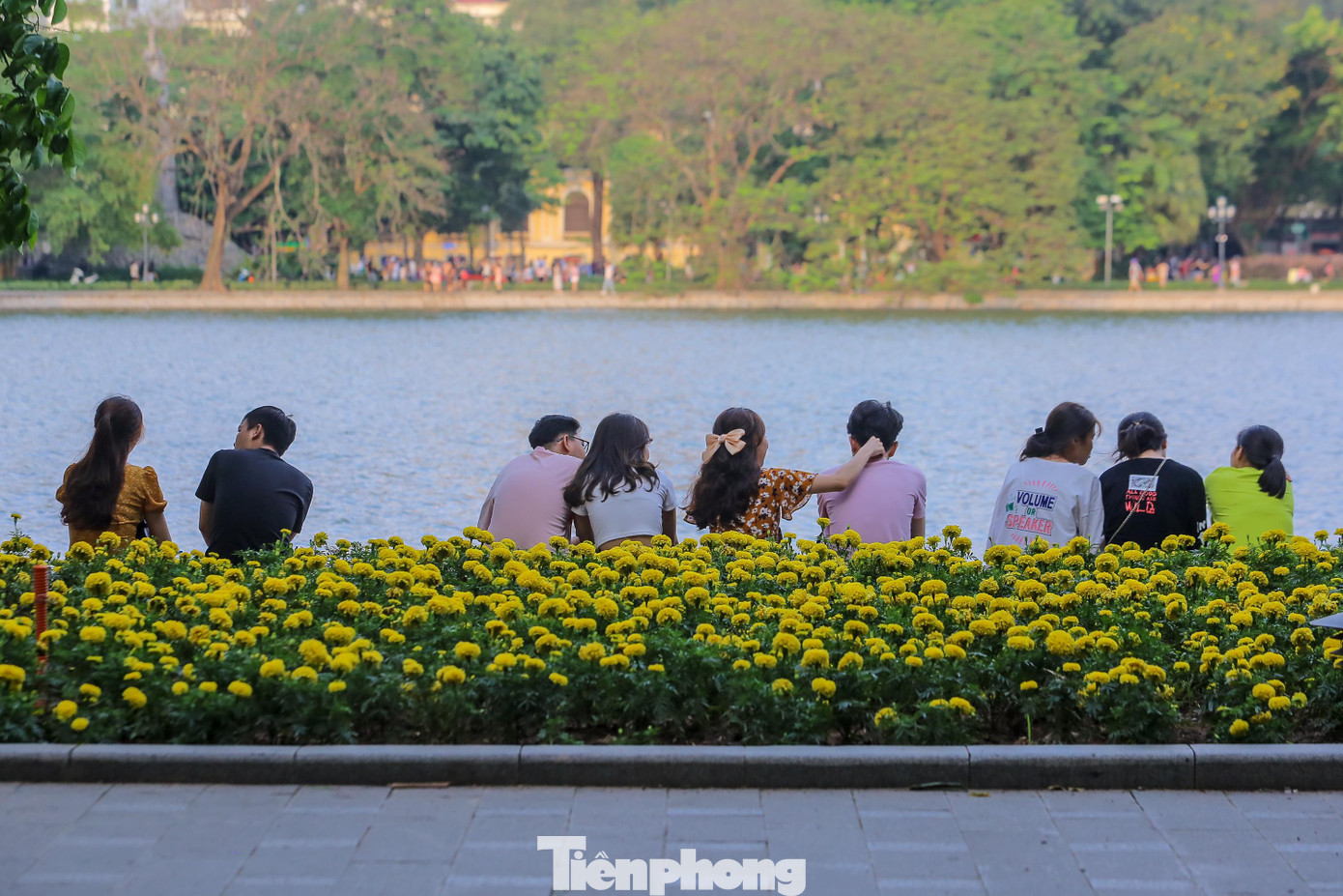 Sau những giờ nắng nóng oi bức, nhiều người đã chọn hồ Hoàn Kiếm để hóng gió trong ngày lễ này.