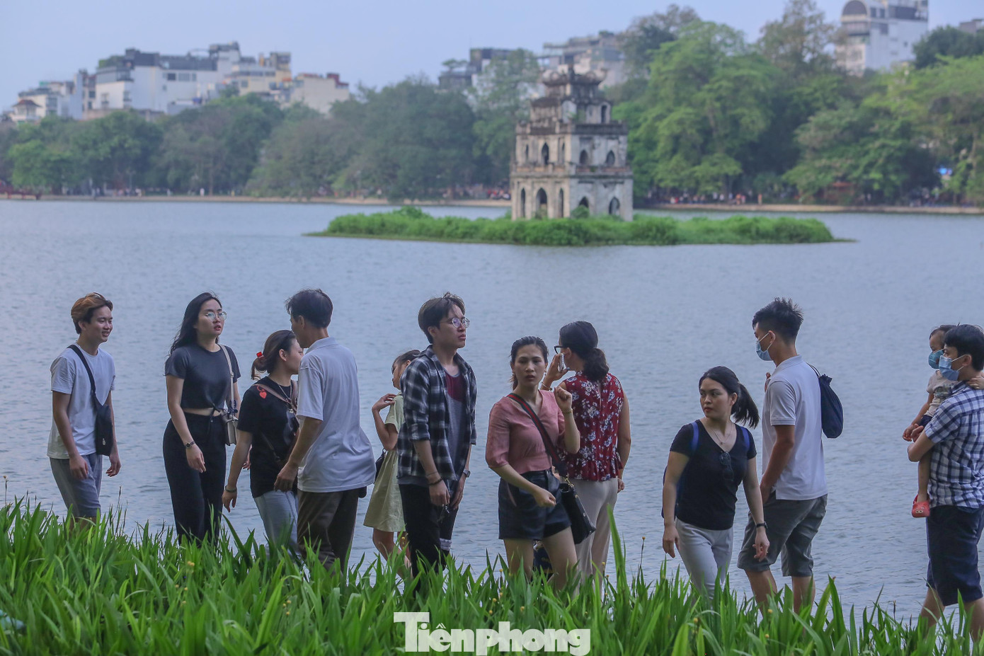Du khách hưởng thụ gió mát Hồ Gươm.