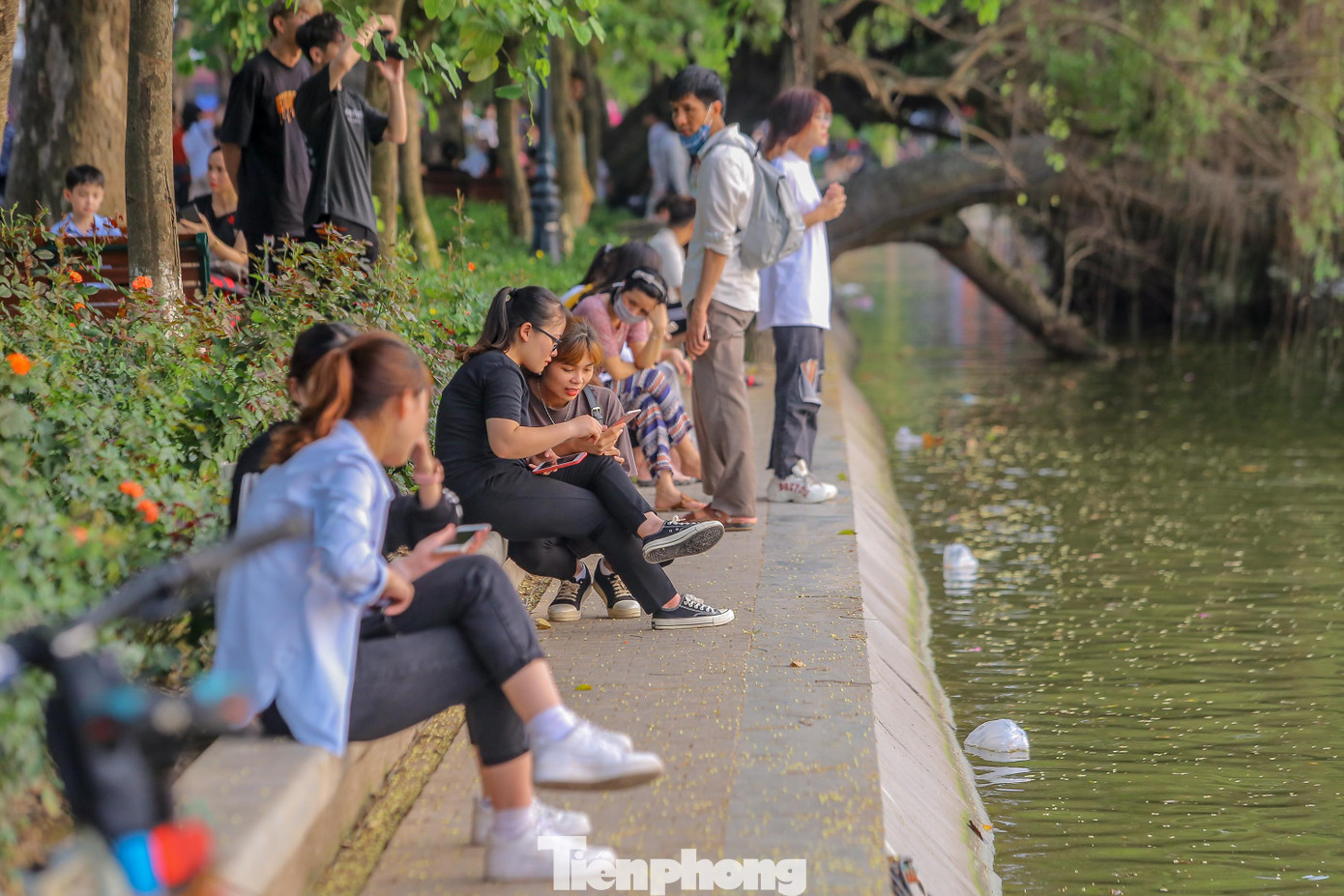 Hóng gió bên bờ kè xung quanh Hồ Gươm.