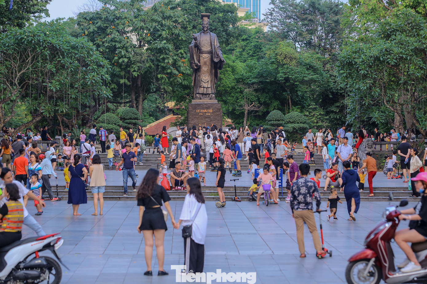 Khu vực trước tượng đài Lý Thái Tổ thu hút nhiều du khách.