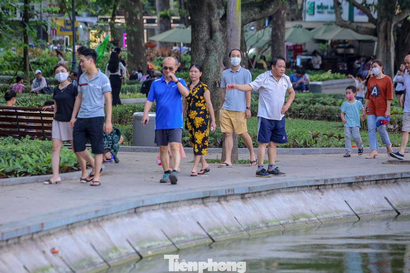 Người dân tập thể dục bên bờ kè.