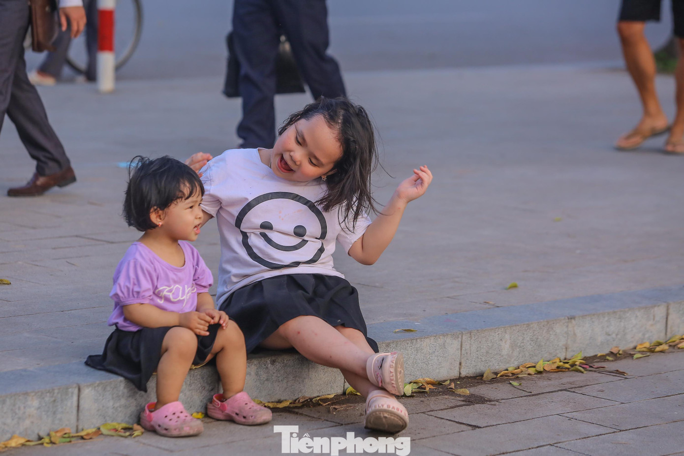 Khá nhiều trẻ em được phụ huynh đưa lên bờ hồ chơi trong ngày nghỉ lễ này.