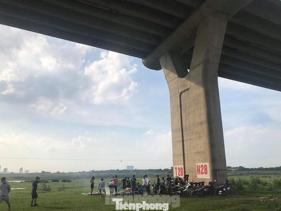 Bãi bồi dưới chân cầu Vĩnh Tuy thu hút hàng trăm, hàng nghìn người đến dã ngoại chụp ảnh.