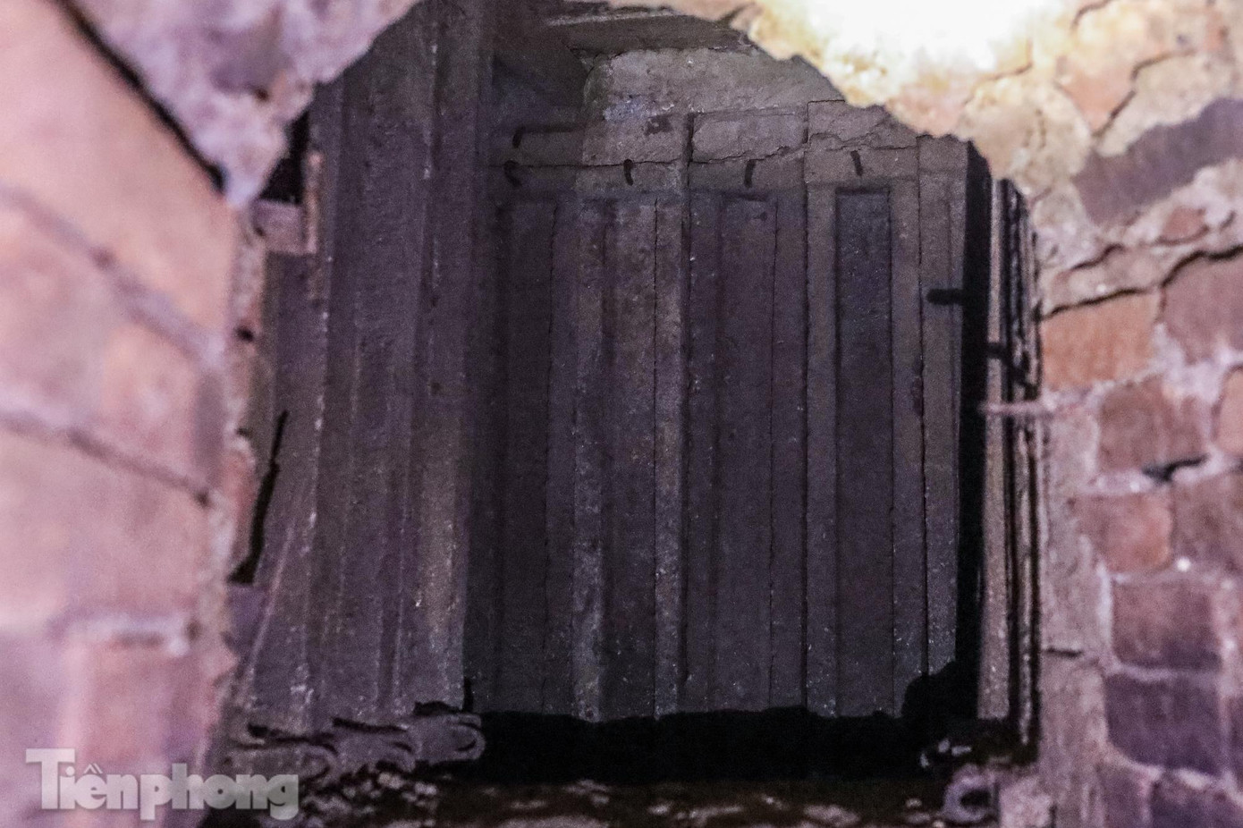 Hầm nằm sâu dưới mặt đất hơn 1 mét để bom nổ bên trên cũng không sập được; chiều cao hầm từ 60 - 80 cm, rộng khoảng 50 cm.