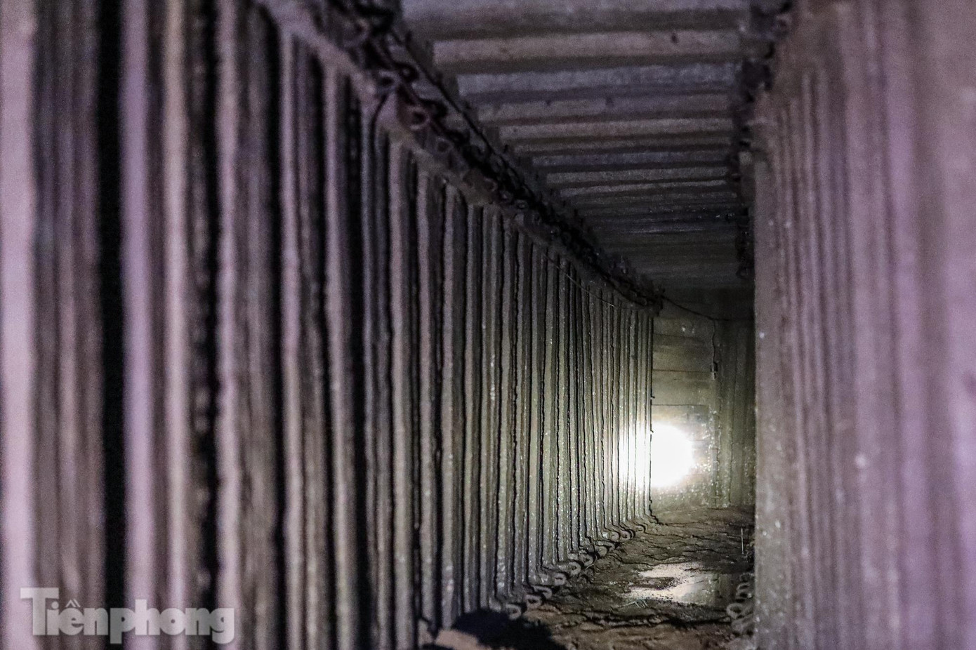 Khi làng có nhiều hầm, người ta mới đào thông các hầm với nhau tạo thành hệ thống hầm ngầm dưới đất, vừa tiện đi lại, vừa đảm bảo bí mật.