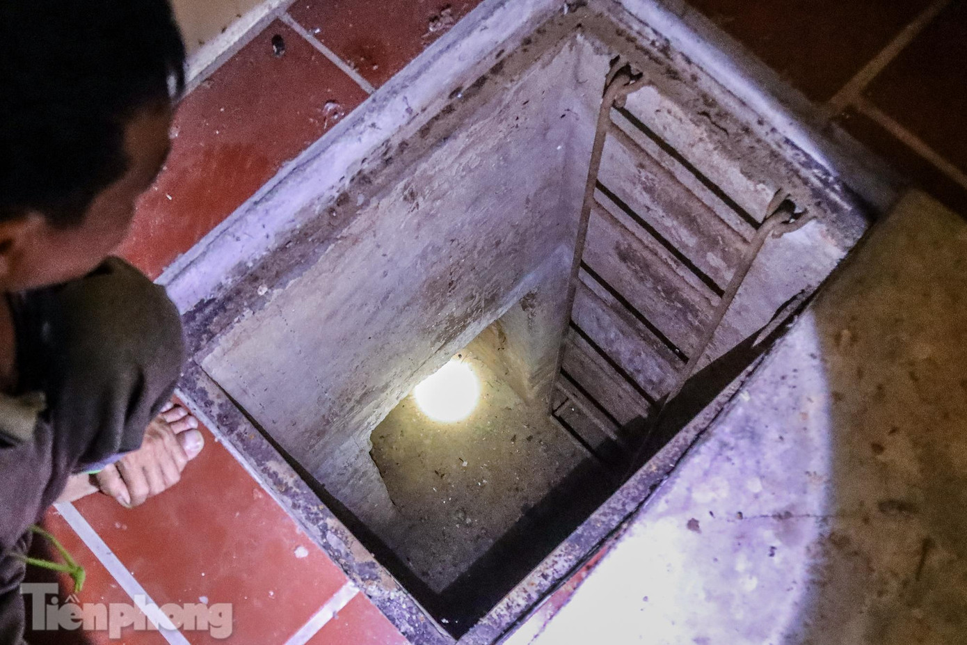 Một cửa hầm nằm dưới gầm giường nhà cụ Phạm Thị Lai.