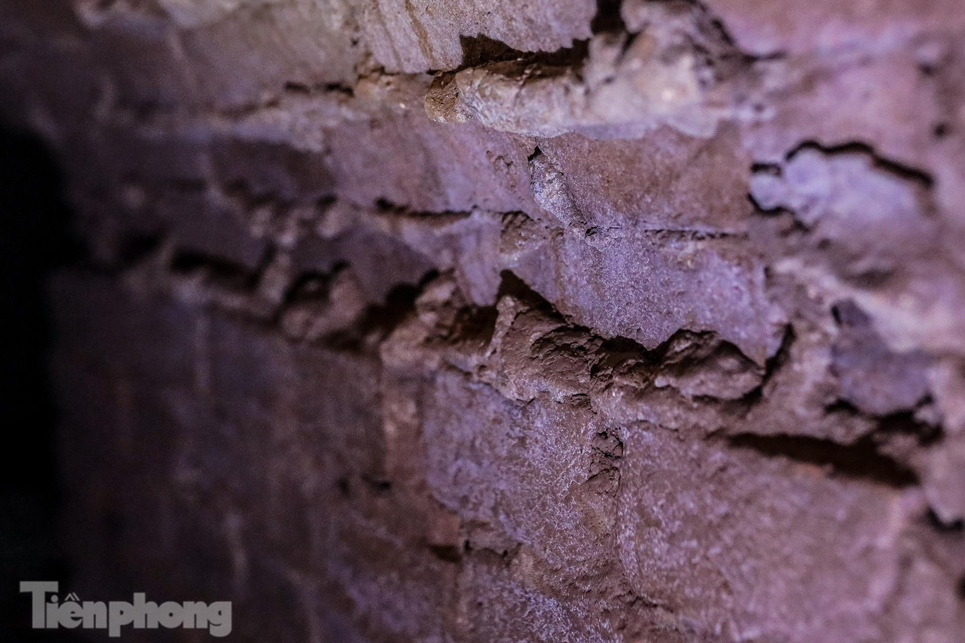 Dưới địa đạo rất ẩm thấp và không có ánh sáng.