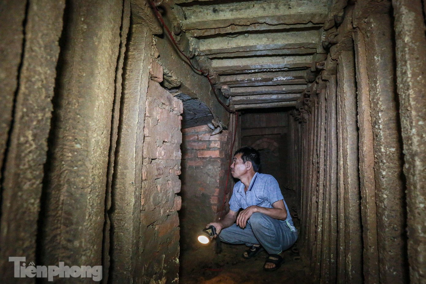 Dưới địa đạo được chia thành nhiều ngách thông nhau.