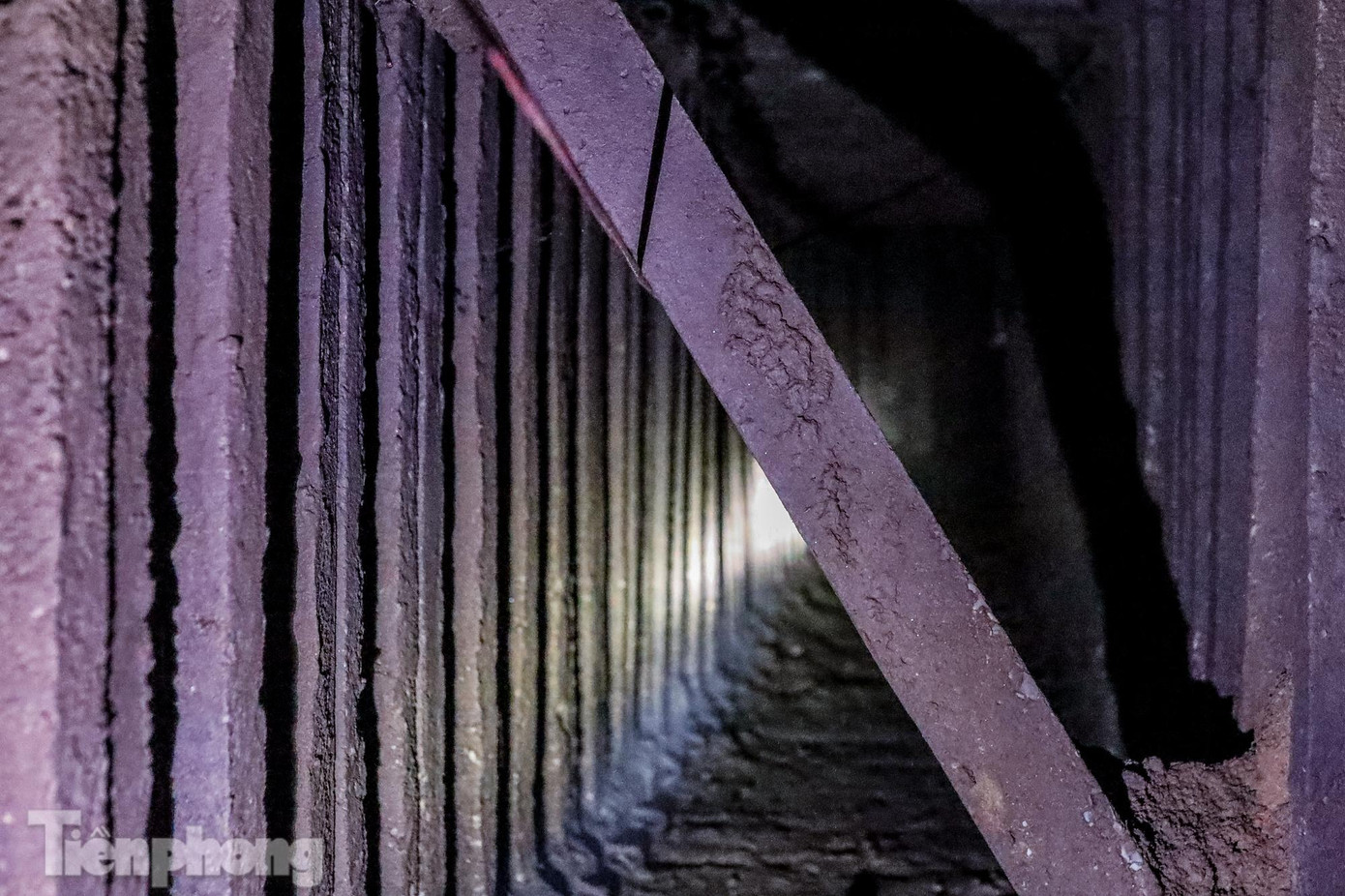 Các thanh chống bắt có dấu hiệu xuống cấp, nhiều thanh sắt bị hoen gỉ.