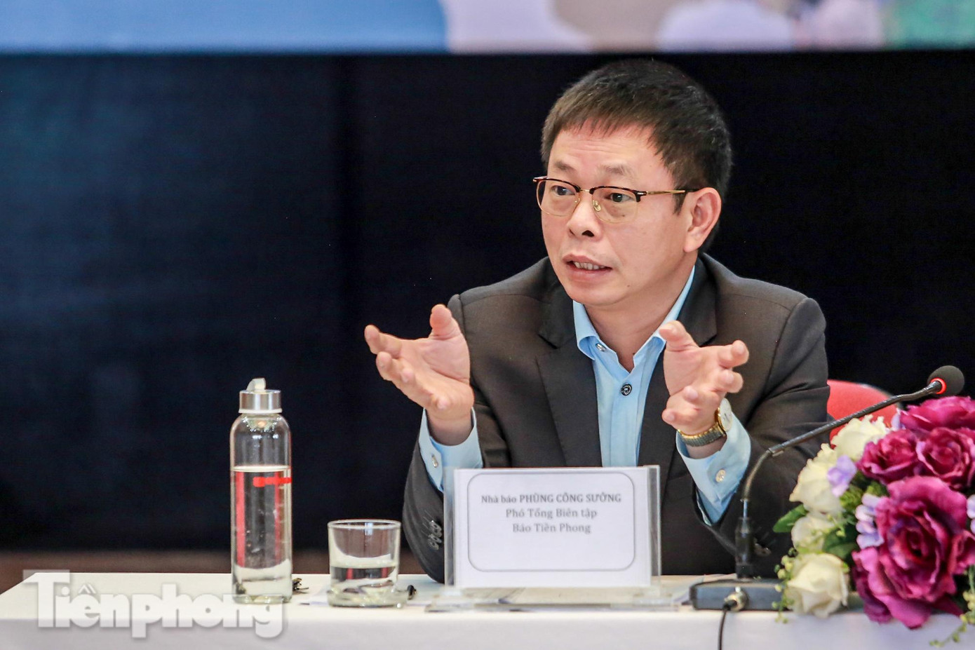 Phát biểu kết thúc buổi toạ đàm, nhà báo Phùng Công Sưởng - Phó Tổng biên tập báo Tiền Phong cho biết: Thông qua toạ đàm "Giải mã cơn sốt đất", chúng tôi muốn góp tiếng nói, luồng dư luận nhằm hạn chế hệ luỵ của những cơn sốt đất ảo. Với mong muốn xây dựng một xã hội văn minh, chính quyền mà người dân thượng tôn pháp luật. Tạo hành lang pháp lý cho các doanh nghiệp, người dân hoạt động, kinh doanh trong lĩnh vực này. Phát biểu kết thúc buổi toạ đàm, nhà báo Phùng Công Sưởng - Phó Tổng biên tập báo Tiền Phong cho biết: Thông qua toạ đàm "Giải mã cơn sốt đất", chúng tôi muốn góp tiếng nói, luồng dư luận nhằm hạn chế hệ luỵ của những cơn sốt đất ảo. Với mong muốn xây dựng một xã hội văn minh, chính quyền mà người dân thượng tôn pháp luật. Tạo hành lang pháp lý cho các doanh nghiệp, người dân hoạt động, kinh doanh trong lĩnh vực này.