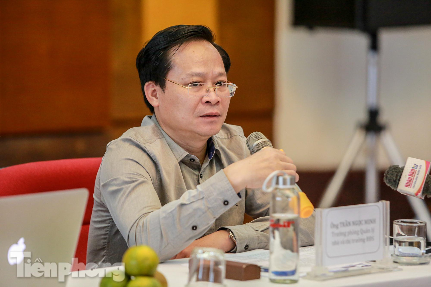 Trả lời về nguyên nhân sốt đất, ông Trần Ngọc Minh, Trưởng phòng Quản lý nhà và Thị trường Bất động sản - Sở Xây dựng Hà Nội cho biết, việc sốt đất do một số nguyên nhân: theo chu kì, xu hướng đầu tư của dòng tiền và quy hoạch. "Trong thời gian vừa qua, việc hoàn chỉnh đồ án quy hoạch mới được phê duyệt. Do vậy, giá đất được đẩy lên cao nhất trong thời gian qua là đất ở nông thôn, đất vườn- ao, đất lâm nghiệp… Có những nơi tăng lên 100%. Đột biến tăng 200%. Về phía Hà Nội, chúng tôi tập trung xử lý thông tin minh bạch. Nhiều thông tin chỉ ở mức độ rò rỉ thì ngay lập tức, giá đất đã được đẩy lên rất cao. Một trong những nguyên nhân nữa mà phía Sở Xây dựng muốn quản lý chặt đó là một số đối tượng, nhóm đầu cơ thổi giá đất. Hiện nay, chúng ta mới chỉ công bố quy hoạch. Theo tôi, nên công khai cả việc tiến độ thực hiện quy hoạch, thời gian quy hoạch và dự án quy hoạch…", ông Minh nói. Trả lời về nguyên nhân sốt đất, ông Trần Ngọc Minh, Trưởng phòng Quản lý nhà và Thị trường Bất động sản - Sở Xây dựng Hà Nội cho biết, việc sốt đất do một số nguyên nhân: theo chu kì, xu hướng đầu tư của dòng tiền và quy hoạch. "Trong thời gian vừa qua, việc hoàn chỉnh đồ án quy hoạch mới được phê duyệt. Do vậy, giá đất được đẩy lên cao nhất trong thời gian qua là đất ở nông thôn, đất vườn- ao, đất lâm nghiệp… Có những nơi tăng lên 100%. Đột biến tăng 200%. Về phía Hà Nội, chúng tôi tập trung xử lý thông tin minh bạch. Nhiều thông tin chỉ ở mức độ rò rỉ thì ngay lập tức, giá đất đã được đẩy lên rất cao. Một trong những nguyên nhân nữa mà phía Sở Xây dựng muốn quản lý chặt đó là một số đối tượng, nhóm đầu cơ thổi giá đất. Hiện nay, chúng ta mới chỉ công bố quy hoạch. Theo tôi, nên công khai cả việc tiến độ thực hiện quy hoạch, thời gian quy hoạch và dự án quy hoạch…", ông Minh nói.