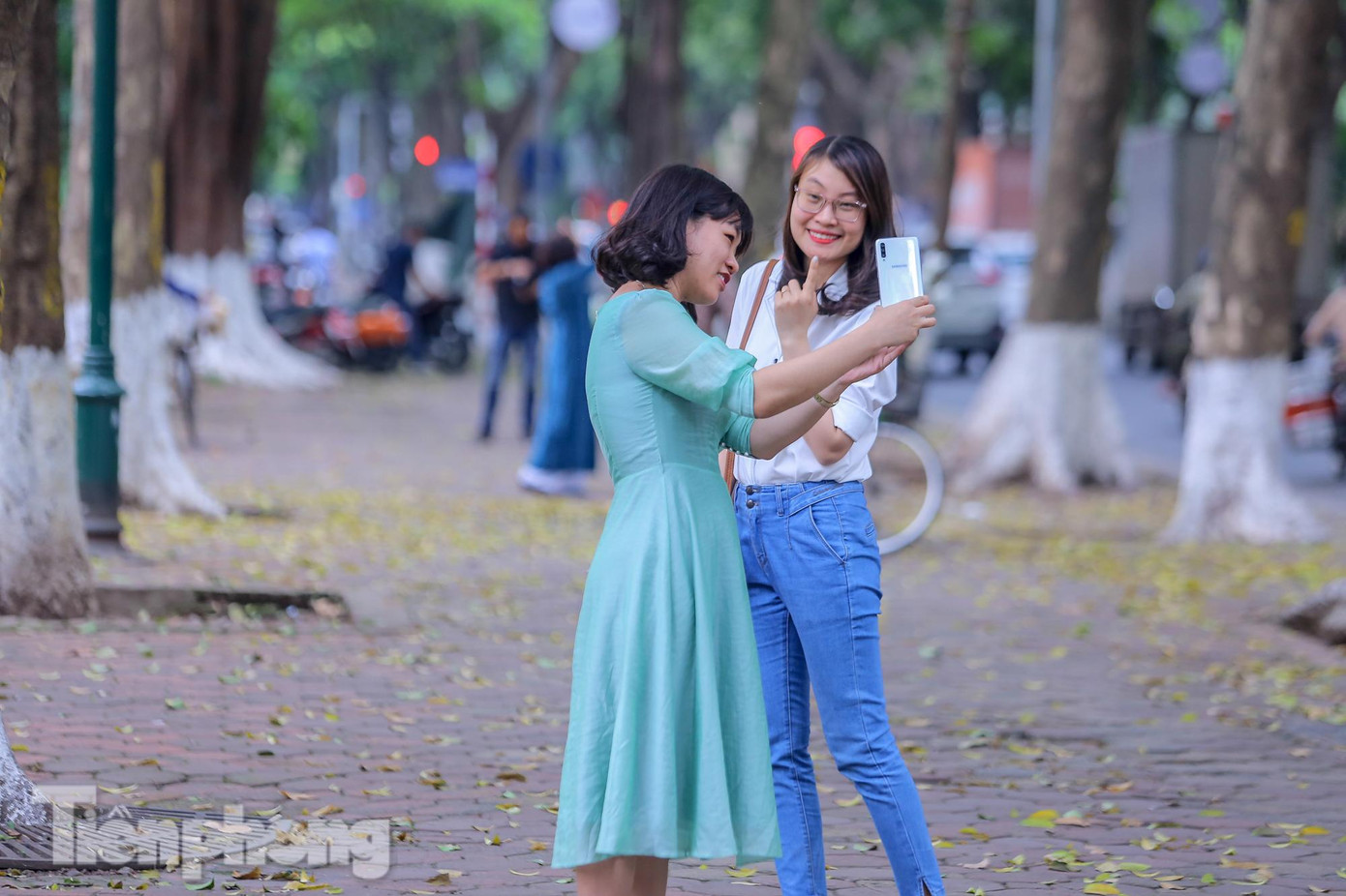 Đến đây, nhiều người giản dị, thưởng thức, lưu những tấm ảnh bằng điện thoại. Đến đây, nhiều người giản dị, thưởng thức, lưu những tấm ảnh bằng điện thoại.