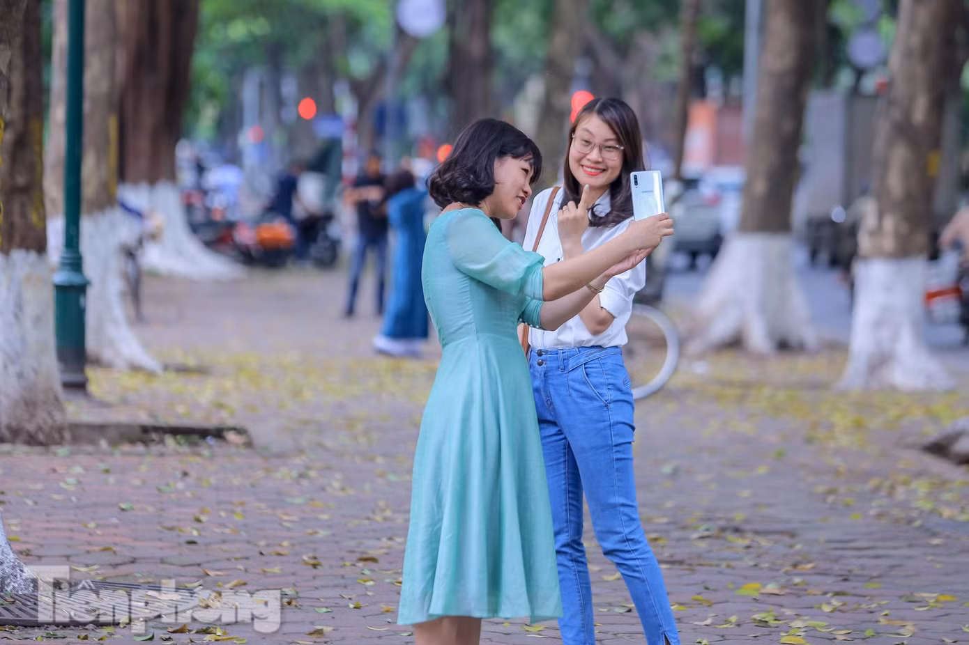 Đến đây, nhiều người giản dị, thưởng thức, lưu những tấm ảnh bằng điện thoại. Đến đây, nhiều người giản dị, thưởng thức, lưu những tấm ảnh bằng điện thoại.