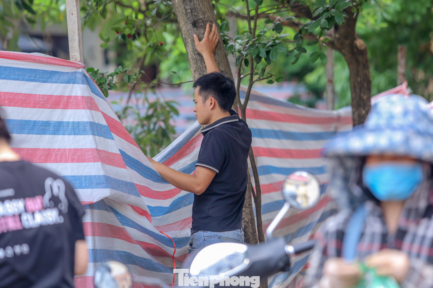 Nhiều người sinh sống, sinh hoạt khu vực trên luôn dõi theo quá trình tu bổ, tôn tạo di tích B52. Nhiều người sinh sống, sinh hoạt khu vực trên luôn dõi theo quá trình tu bổ, tôn tạo di tích B52.