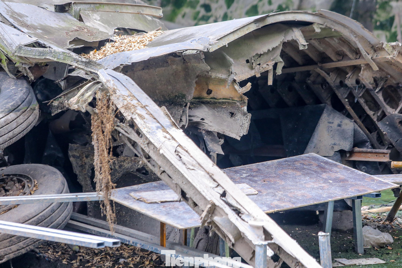 Nhiều mảnh sắt bị hoen gỉ Nhiều mảnh sắt bị hoen gỉ