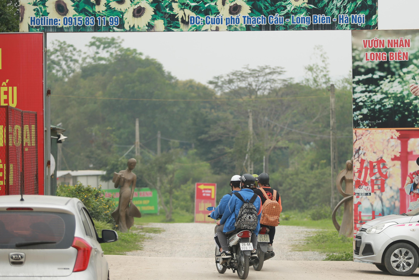 Lối đi duy nhất trên đường Thạch Cầu qua cổng Khu sinh thái vườn nhãn Long Biên.