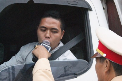 Lái xe thở vào máy để xác định có nồng độ cồn hay không, mỗi xe mất thời gian chỉ khoảng 1 phút cho công tác kiểm tra