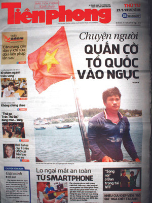 Ngư dân Bùi Văn Phải và lá cờ được cứu ở Hoàng Sa trên trang bìa báo Tiền Phong số 86