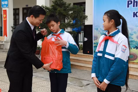Bí thư tỉnh đoàn Bắc Ninh Vương Quốc Tuấn trao quà cho các em học sinh có hoàn cảnh khó khăn. Ảnh: Trường Phong