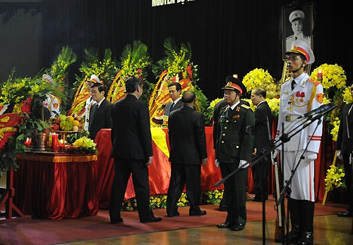 Các đồng chí lãnh đạo, nguyên lãnh đạo cấp cao của Đảng, Nhà nước, quân đội, các lãnh đạo cấp cao nước ngoài, các đoàn ngoại giao, các Bộ, ban, ngành trung ương và các tỉnh, thành phố vòng quanh linh cữu của Đại tướng tiễn biệt.