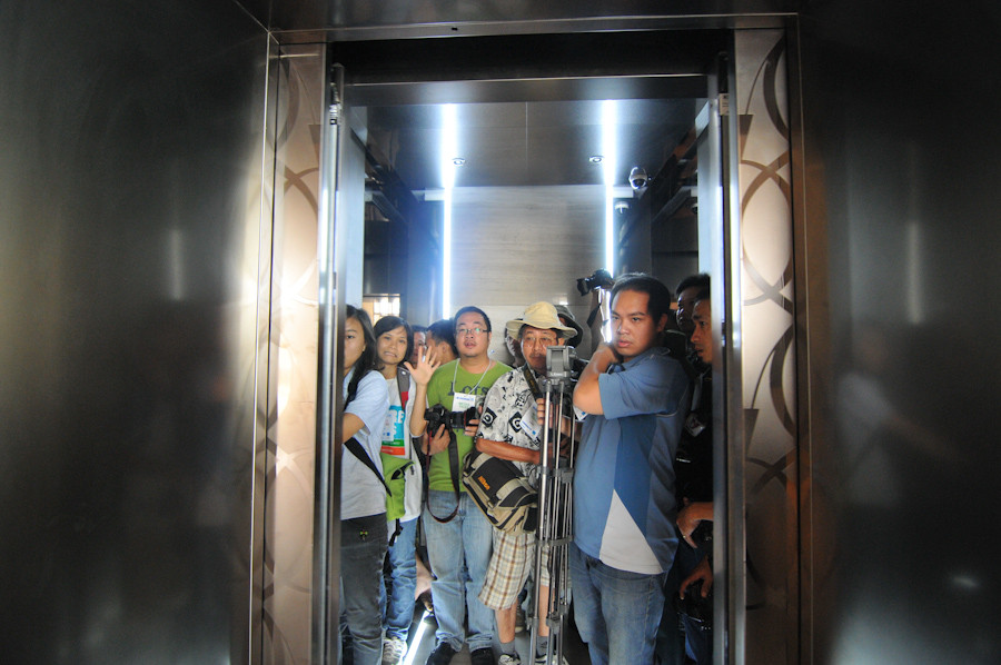 Để kịp thời ghi nhận thông tin, các phóng viên được đặc cách đi thang máy lên tầng 72