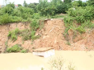 Mái ngôi mộ bị lật úp và phần bờ bị sạt trượt. Mái ngôi mộ bị lật úp và phần bờ bị sạt trượt