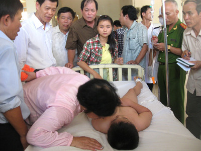 Đại diện lãnh đạo tỉnh Quảng Nam thăm hỏi các nạn nhân. Đại diện lãnh đạo tỉnh Quảng Nam thăm hỏi các nạn nhân