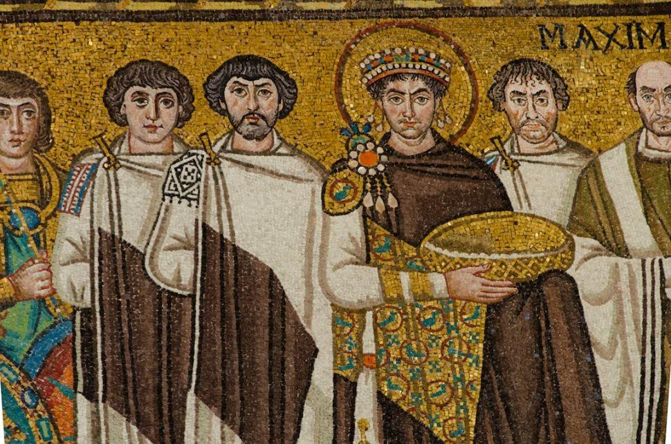 Hoàng đế Byzantine Justinian và cận thần.